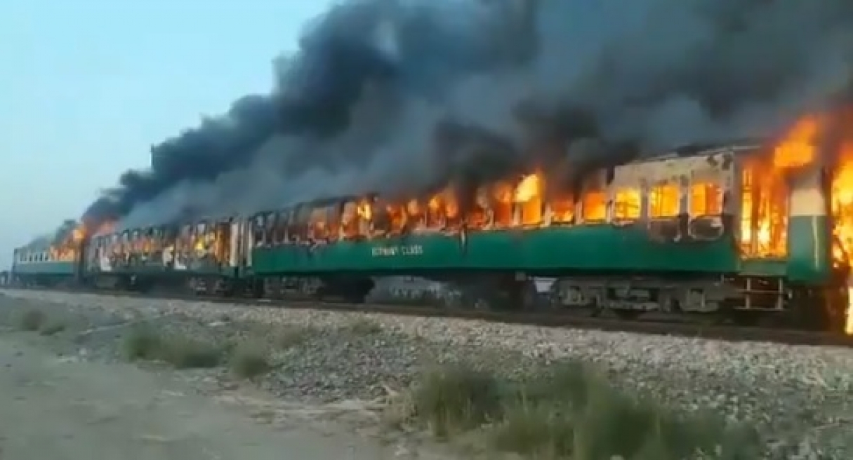 73 пассажиров поезда Tezgam Express сгорели насмерть в Рахим Яр Хан в Пакистане